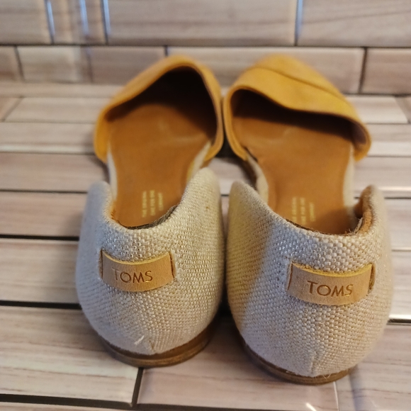 Tom's women's slip-on ship slippers size 8 and color. - Picture 4 of 8